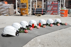 Sieben weiße Helme stehen für die sieben tödlich verunfallten Bauarbeiter.
