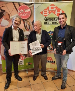 70 Jahre Gewerkschaftsmitglied ist auch Mathias Kraxner (Mitte, mit GBH-LV Michael Mohl, links, und GBH-LGF Bernd Rehberger, rechts)