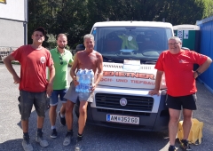 GBH-Sekretär Daniel Lachmayr (zweiter v. links) versorgte Bauarbeiter auf einer Baustelle der Fa. Zehetner aus Amstetten mit erfrischendem Mineralwasser. Betriebsratsvorsitzender Markus Stubauer (rechts) bedankte sich für die Aktion.