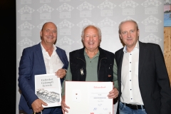 70 Jahre Mitglied in der GBH Salzburg: Ossi Gabler. Danninger und Neckermann gratulierten